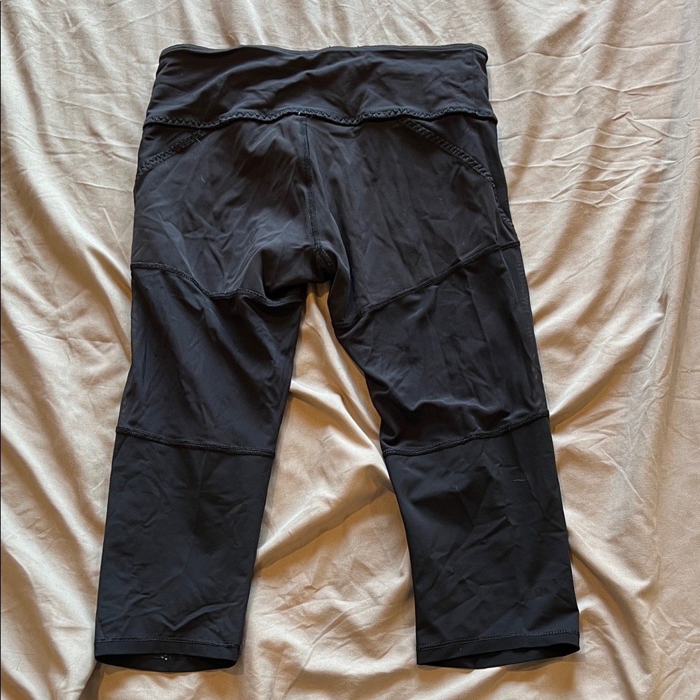 Lululemon black capris